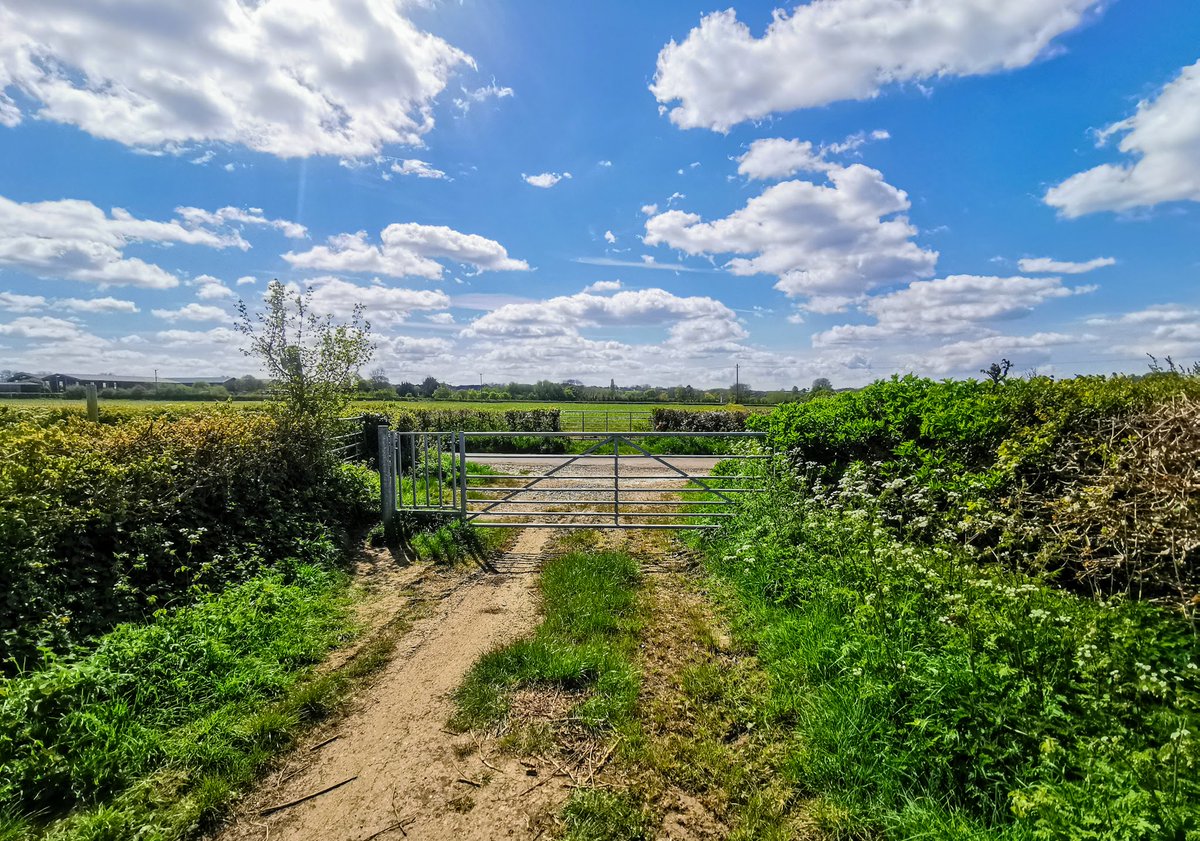 A nice day here in #southsomerset, a sunny start ☀️, cloudier from mid morning through to lunchtime but then a lovely sunny afternoon with patchy fair weather cloud, max temp around 13c at #yeovilton, a bit chilly in the shade but pleasant in the sunshine.