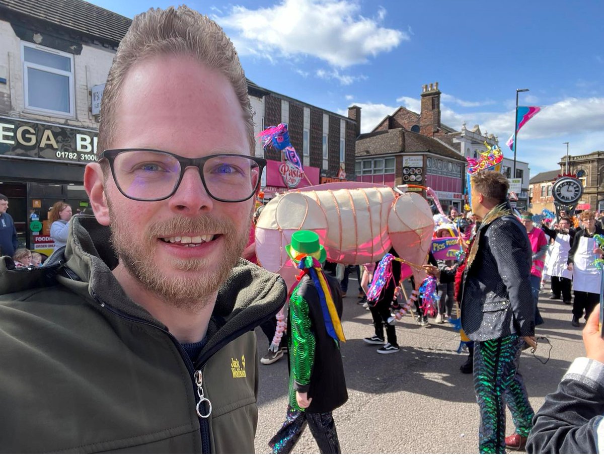 Tefal Tory MP for Stoke South Jack Brereton mingling with the other clowns at Longton Carnival today. 🤡
#ToriesOut654 #GTTONow #BreretonOut