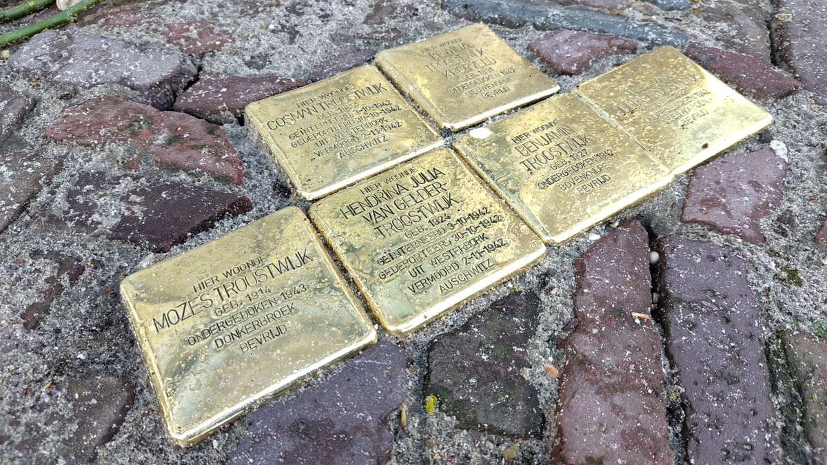 De eerste #Stolpersteine in #Leeuwarden en het verhaal van Benno Troostwijk wiens vader en zus in 1942 in #Auschwitz werden vermoord en die zelf moest #onderduiken om te overleven 👉 tinyurl.com/crbjzn5x #WOII #10voor8