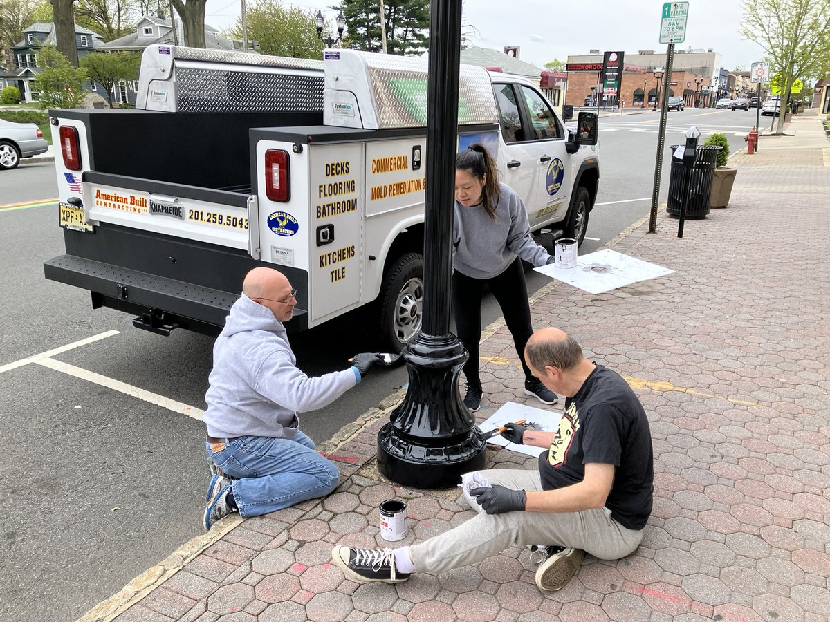 It’s Beautification Day, as The Chamber partners with Township of #Nutley, Department of Public Works and Mayor Scarpelli to paint parking meter poles and light posts on Franklin Ave from Harrison to Vreeland! 🖌️🎨🌳