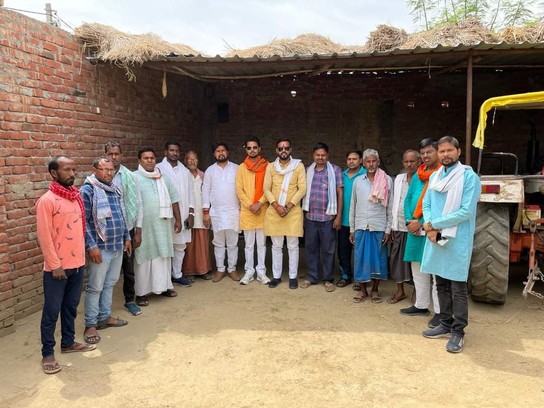 GhazipurBjym's tweet photo. गाजीपुर75 लोकसभा में श्री पारसनाथ राय जी के समर्थन में जमानिया विधानसभा के सिहानी गांव में पूर्व शक्ति केंद्र संयोजक श्री विद्यासागर कुशवाहा जी,पूर्व प्रधान श्री बेचन कुश० जी,इत्यादि लोगो के साथ भाजयुमो ��ाजीपुर ने मिलकर भाजपा को वोट करने के लिए आग्रह
#अबकीबारफिरमोदीसरकार 
@BJYM https://t.co/Stlw4Qpm9g
