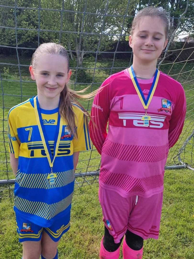 Shoutout to our U11s who hosted Chesham United. It was a great team effort and all the girls enjoyed playing at home in the sun. Well done to Ami and Emily who were the Players of the Match. 💛💙⚽

#LetGirlsPlay #HerGameToo #GrassrootsFootball #WeAreTheDynamos @AylesNews