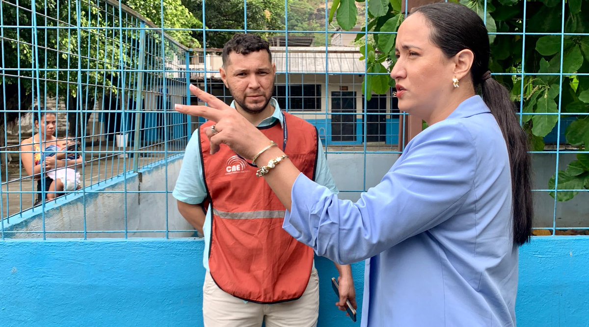 Recorriendo recintos en el cantón Durán para constatar que todo el proceso electoral se lleve a cabo con total normalidad. Es crucial asegurar que las elecciones transcurran de manera transparente y eficiente. #ReferendumYConsulta2024 🗳️🇪🇨