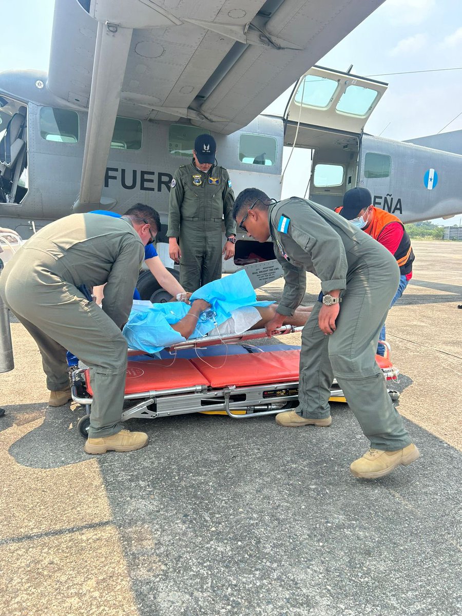 AereaHn's tweet photo. #NoticiasFAH || Tu #FuerzaAéreaHN, a través del Escuadrón de Ala Fija de la #BASEHAM, traslado este día desde Roatán, Islas de la Bahía hacia la Base Aérea “Cnel. Armando Escalón Espinal” #AEE, a un ciudadano afectado por el incendio suscitado en el Hospital de Roatán. 🚁✈️🇭🇳 https://t.co/9h0YBRpBU5