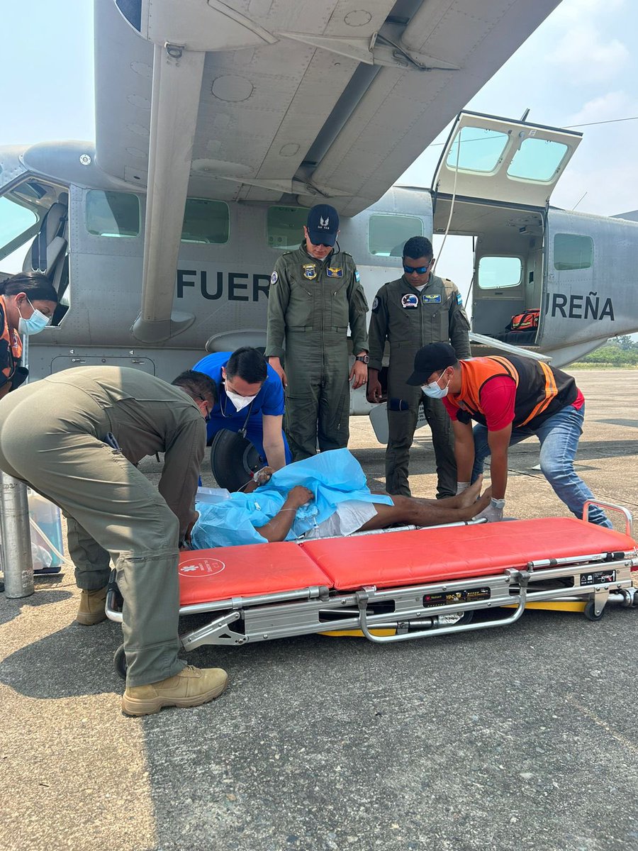 AereaHn's tweet photo. #NoticiasFAH || Tu #FuerzaAéreaHN, a través del Escuadrón de Ala Fija de la #BASEHAM, traslado este día desde Roatán, Islas de la Bahía hacia la Base Aérea “Cnel. Armando Escalón Espinal” #AEE, a un ciudadano afectado por el incendio suscitado en el Hospital de Roatán. 🚁✈️🇭🇳 https://t.co/9h0YBRpBU5