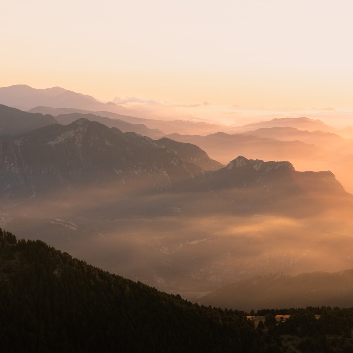 Swipe for the view 👉 Our trekking packs offer comfortable carry systems and organised storage so you can head out and witness the sun setting over lofty peaks, and capture dawn break in wild places. 🛒 // bit.ly/47JxV5Z 📷 @philippklein #WhereNext #LoweAlpine