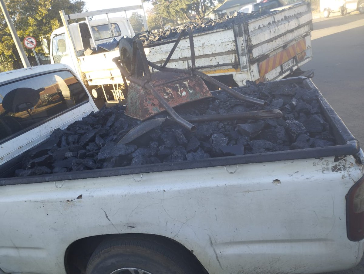 #sapsMP Members assigned for Operation Vala Umgodi as they are working tirelessly to clamp down on #IllegalMining. Seven South African Nationals and two Zimbabwean Nationals were arrested for possession of suspected stolen coal in Ermelo on 21/04. NP
saps.gov.za/newsroom/msspe…