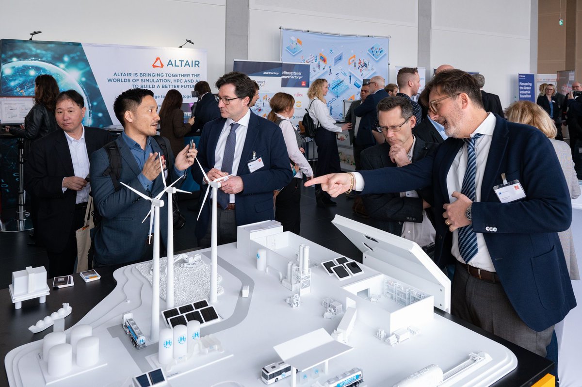 Exciting developments await in the industrial sector! Get a glimpse of what's to come with hydrogen and high-tech polymers at Hannover Messe 2024. Watch the video now: buff.ly/3x4GefQ 

#HM_IIoT #HM24 #IIoT #FutureTech #IndustrialRevolution @LucianIlie15