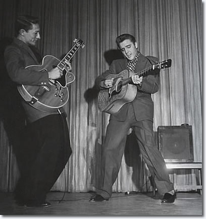 Conciertos a los que nos hubiera gustado asistir. Un día como hoy, en 1956, Elvis Presley, acompañado por Bill Black y Scotty Moore, hace su debut en el Hotel New Frontier de Las Vegas. #concierto