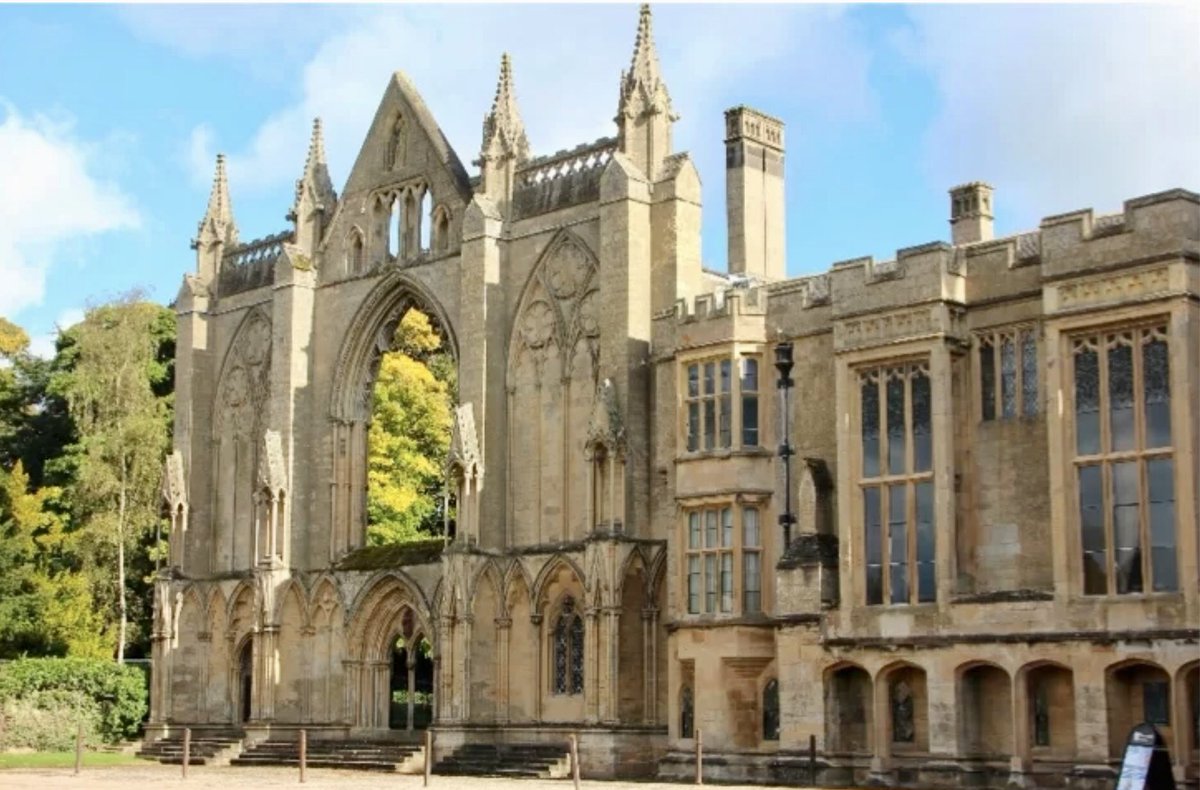 Fascinating visit today to #NewsteadAbbey, Notts, former home of poet Lord Byron, celebrating the 200 year anniversary. Greek dancers performed traditional dances, marking his support for Greek independence and volunteers in costume read poetry in various rooms. Interesting tour.