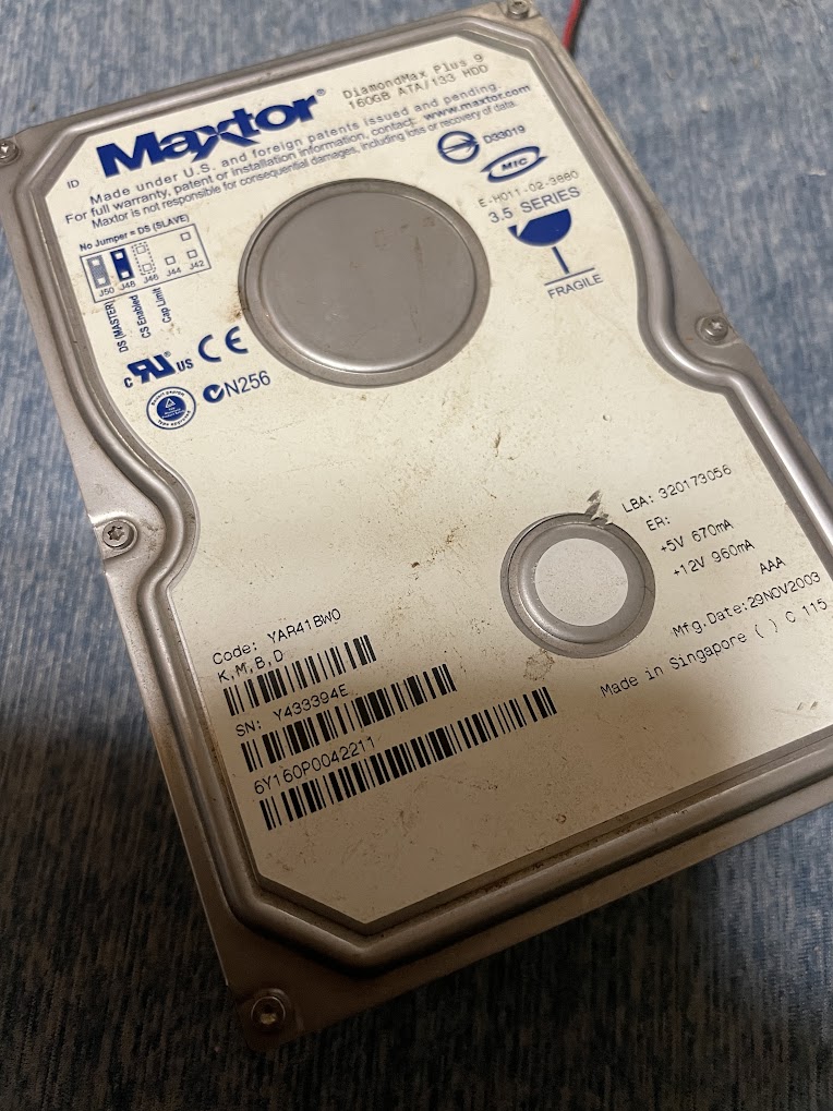 nobzoZ's tweet photo. 部屋を片付けてたら…
発掘された、お懐かしいMaxtorの160GB/IDE HDD

こんなこともあろうかと、準備してある「USB3.0 to IDE/SATA」のインターフェイス

認識しない…自分で使ってたやつだからデータは移行してあるはずなんだけど、興味深く眺めてる

今度時間を作ってじっくり見てみよう…

#Maxtor https://t.co/ormF7bv4I2