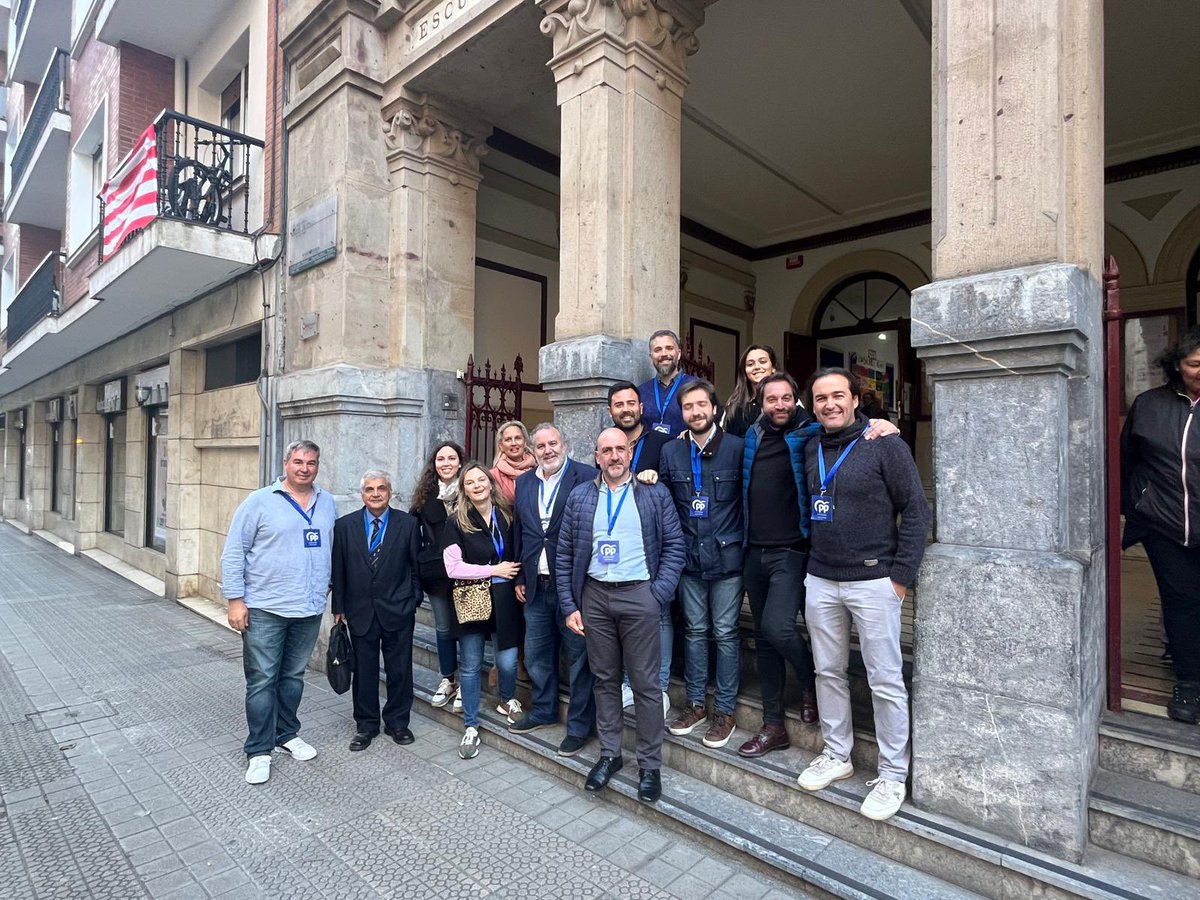 Acabamos esta intensa jornada electoral en dos colegios de Bilbao con los compañeros de @PPBarajas y @ppvillacanada. #ApoderadosPPVasco #EquipoPPVasco @ppmadrid