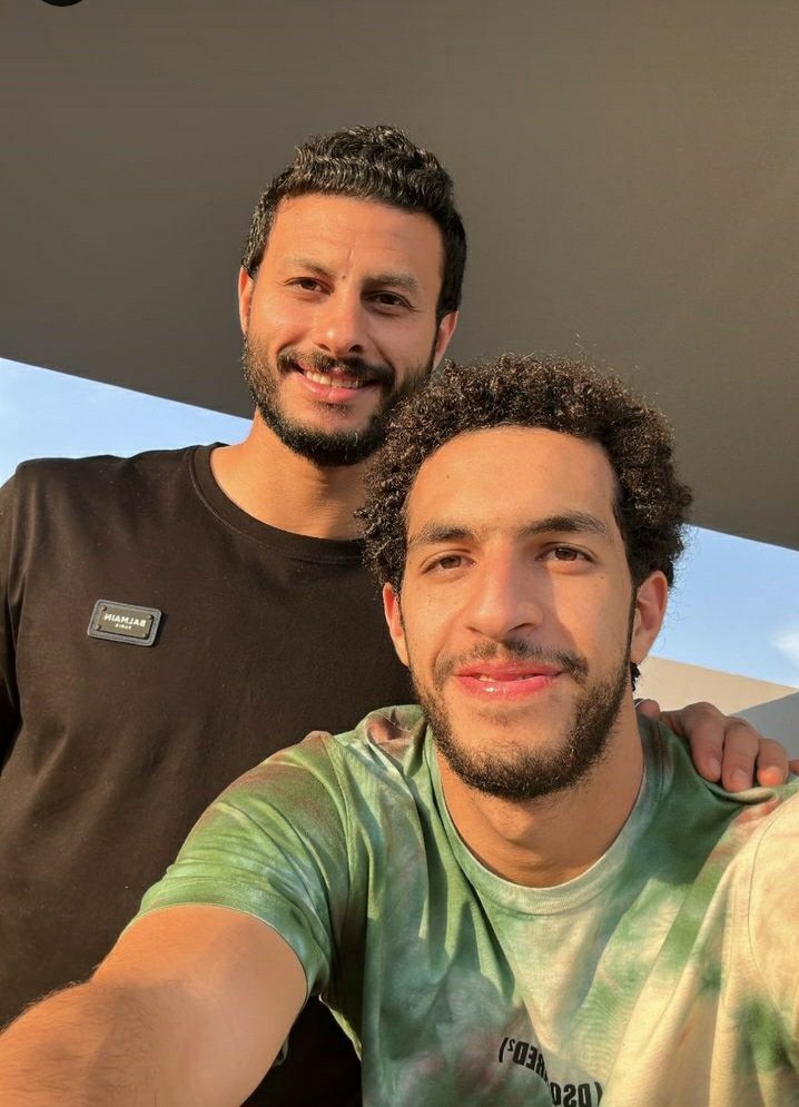 martina_magued's tweet photo. كلمتين واقفين في زوري علشان الجنان زايد اليومين دول 😁
البني آدم الطبيعي، يفرح إن فريقه فيه 2 حراس جامدين قادرين يشيلوا الفريق في أي وقت. 
وهو اللي يفرح بنجاح شوبير من غير ما يمسح كل اللي الشناوي عمله السنين اللي فاتت. 
ليه بتقارنوا بين الاتنين وكأنهم أعداء مش في فريق واحد! ليه علشان تقولوا برافو لواحد يبقي لازم تقللوا من التاني!
وليه لازم واحد يقعد للتاني دكة؟! 
هو مينفعش نقسم بينهم الماتشات عادي ولا أنتم مش بتعرفوا تعيشوا من غير مشاكل؟!! 
ربنا يشفي أي حد نفسه يعمل مشكلة بين الشناوي وشوبير، روحوا اتعالجوا علشان أنتم عندكم مشكلة نفسية😏
يومكم لذيذ 😘