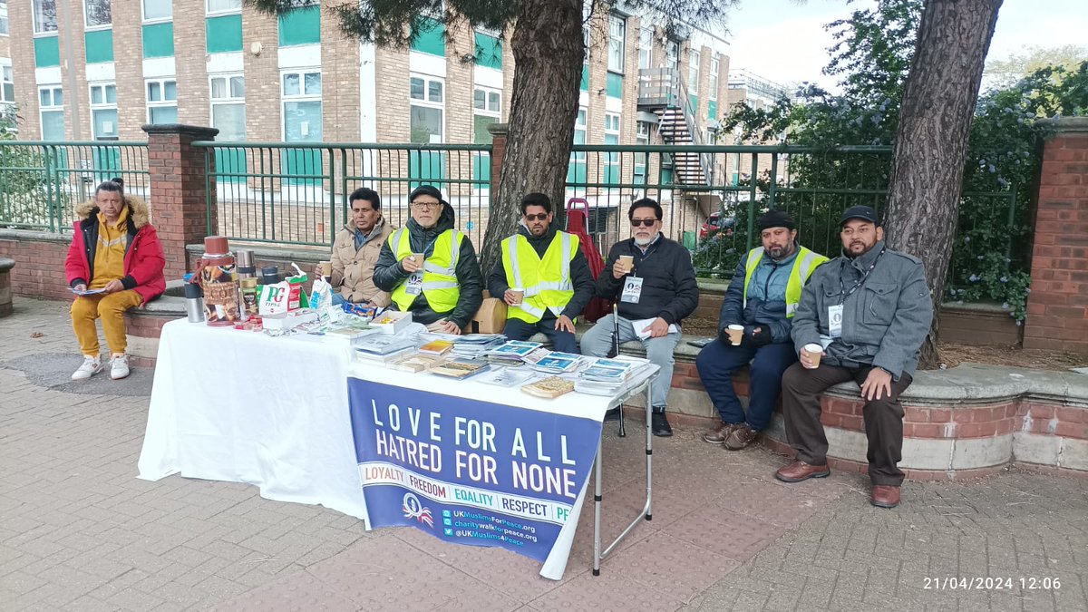 Today, Muslim Elders from the Noor Region Chapter of AMEA UK were out around Amen Corner in Tooting, with their tea and refreshments stall, engaging with locals and spreading the message of peace! #Love4AllHatred4None @charitywalk_uk @ukmuslims4peace @Ansarullah_UK