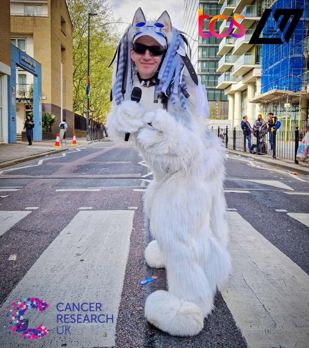 thatguyinatutu's tweet photo. @CR_UK Amazing day cheering runners at Canary Wharf for the #TCSLondonMarathon today! ❤️ Well done to everybody who took part! https://t.co/MI2jVWyHRi