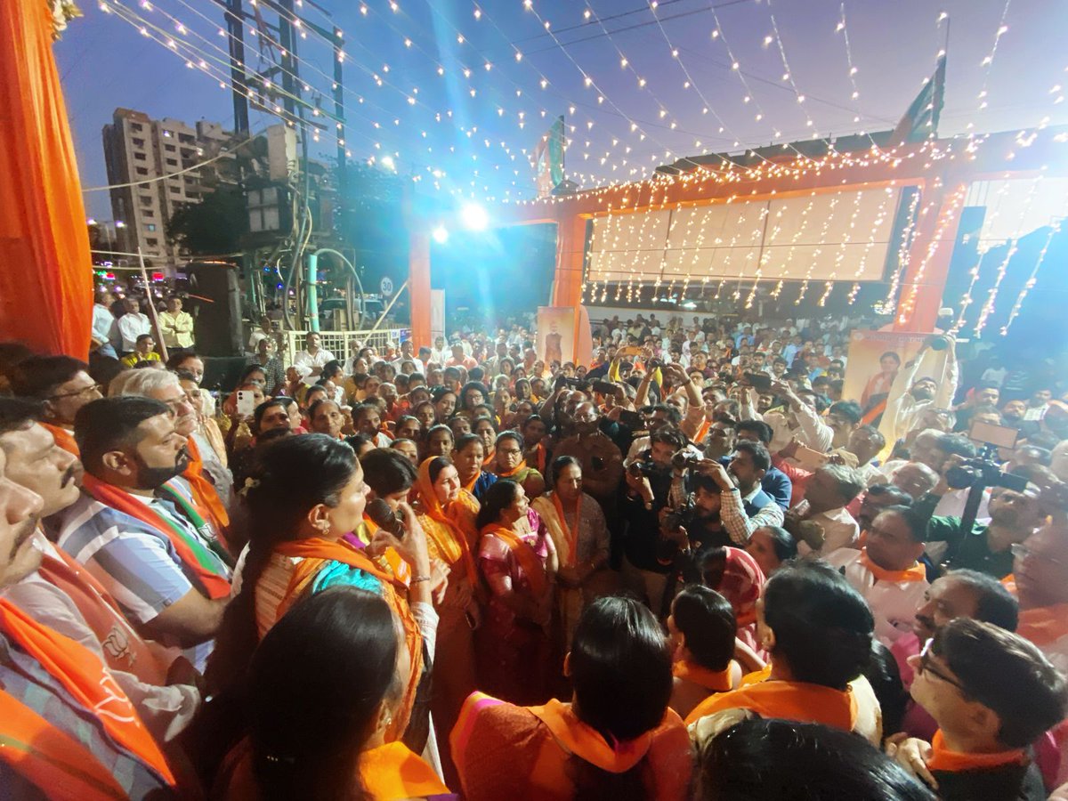 PoonambenMaadam's tweet photo. જામનગર લોકસભા ક્ષેત્રમાં સમાવિષ્ટ ૭૮ જામનગર ઉત્તર વિધાનસભાનું ચૂંટણી મધ્યસ્થ કાર્યાલય આજે ખુલ્લુ મુકાયુ ત્યારે, સ્વયંભુ ઉમટેલા શહેરીજનોમાં ઉત્સવ જેવો માહોલ જોવા મળ્યો, આ તકે કાર્યકર્તાઓ અને આગેવાનોની જહેમત બિરદાવી સૌને "વિકસિત ભારત" માટે કટિબદ્ધ રહેવા નમ્ર અનુરોધ કર્યો. https://t.co/zAPKz1WDqA