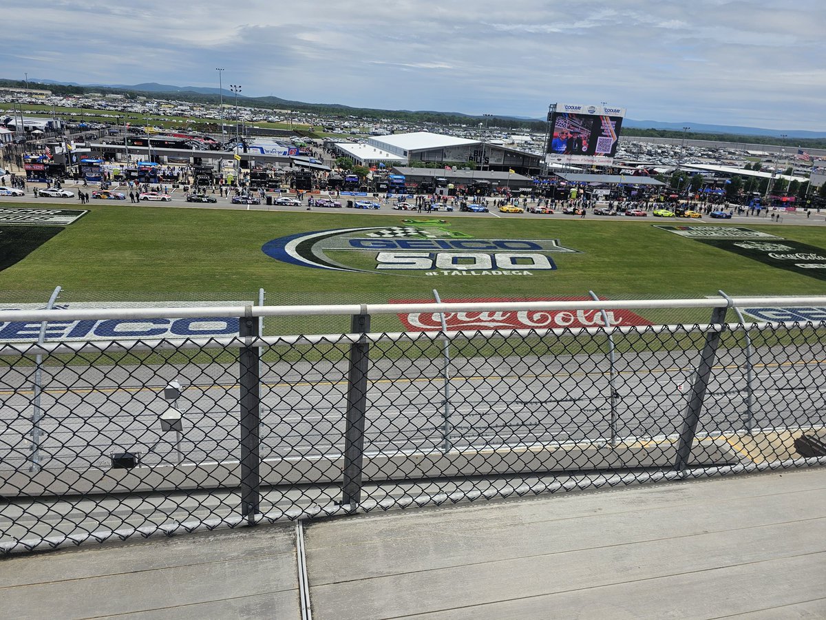 thisDianeNorris's tweet photo. Happy #GEICO500 day! #nascar https://t.co/X5QigGCFH9