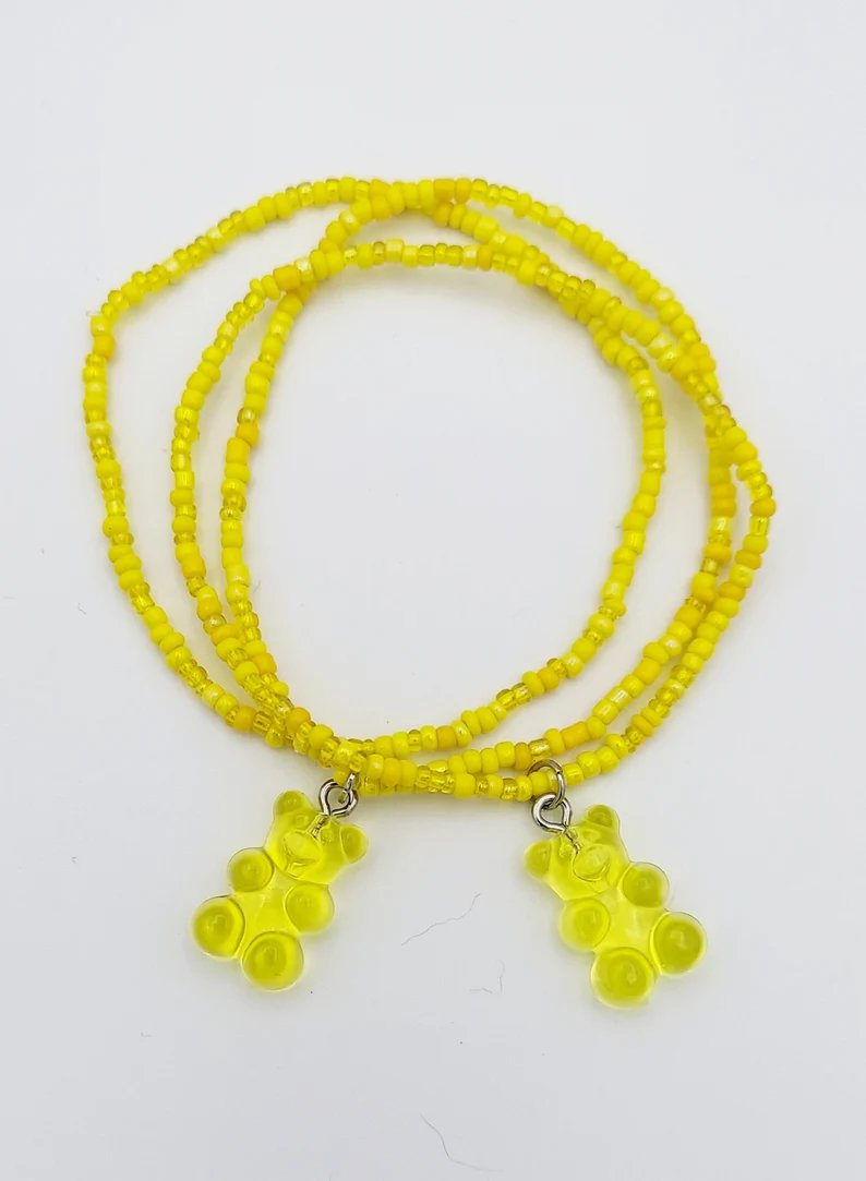 ☀These playful charm bracelets feature bright yellow gummy bears that add a pop of sunshine to any outfit craftycadychicks.etsy.com/listing/149728… #yellowgummybears #gummybearjewelry #etsygifts #stackablebracelets #sunshine