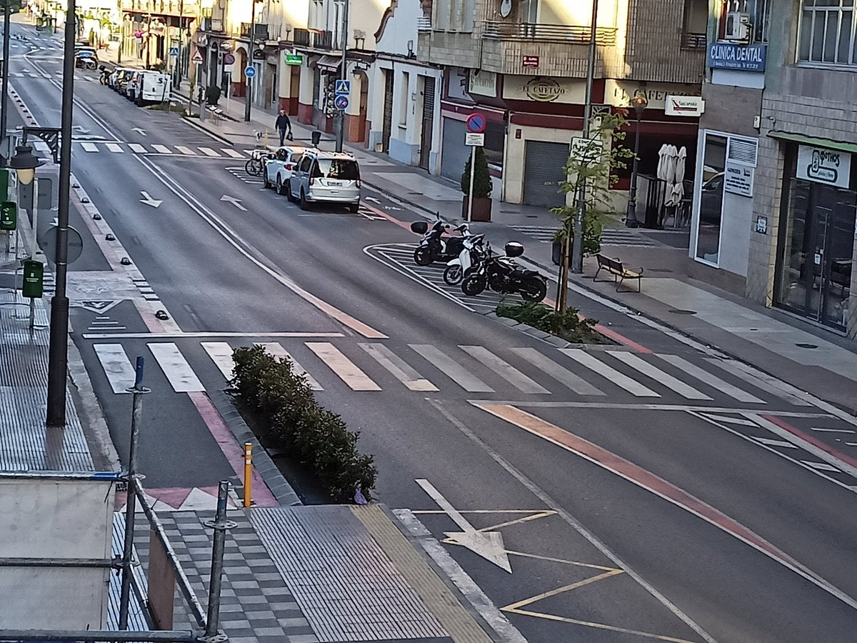 Els carrils bici de #Logroño es caracteritzen per tenir una línia vermella contínua. 

Ajuda al 'wayfinding' i permet localitzar ràpidament la continuïtat del carril bici. 

Seria una alternativa a pintar-lo tot de vermell. És molt visual 👍