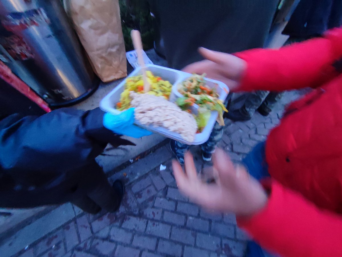 #FoodNotBombs Warszawa, w każdą niedzielę o 19:30 obok metra Centrum.