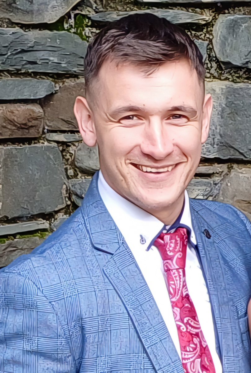 Gardaí are seeking the public's assistance in locating 32-year-old Bryan Murphy, who was reported missing from Killarney, Co. Kerry today. He was last seen at approximately 7:30am this morning at Muckross Road, Killarney.