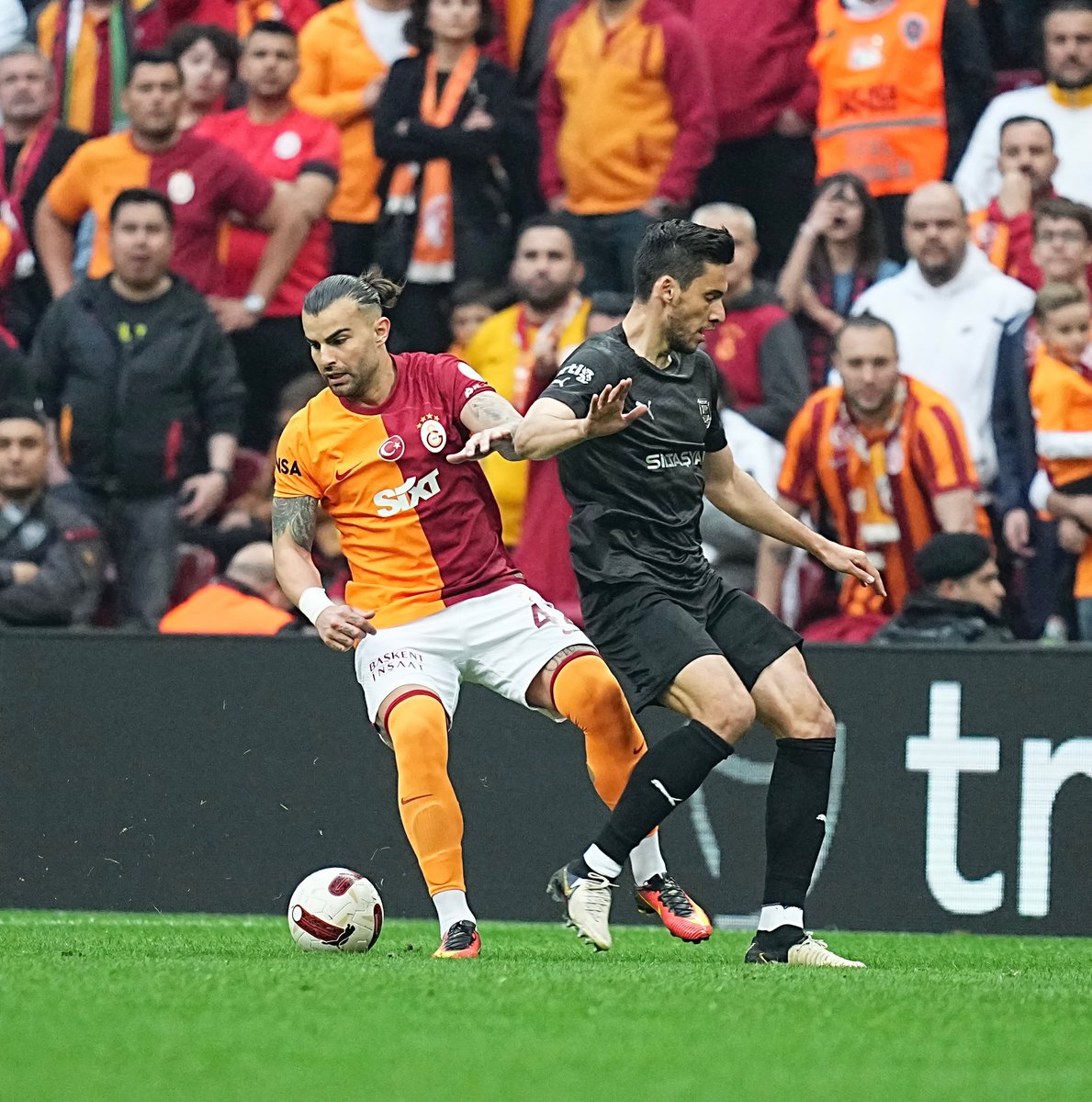 Yayında şov var! :) Geçen hafta Abdülkerim Bardakcı'nın iptal edilen golünün aynısı bugün verildi. Galatasaray'a gelince iptal, başkalarına gelince gol... CANLI: youtube.com/live/OjVWriqXg…