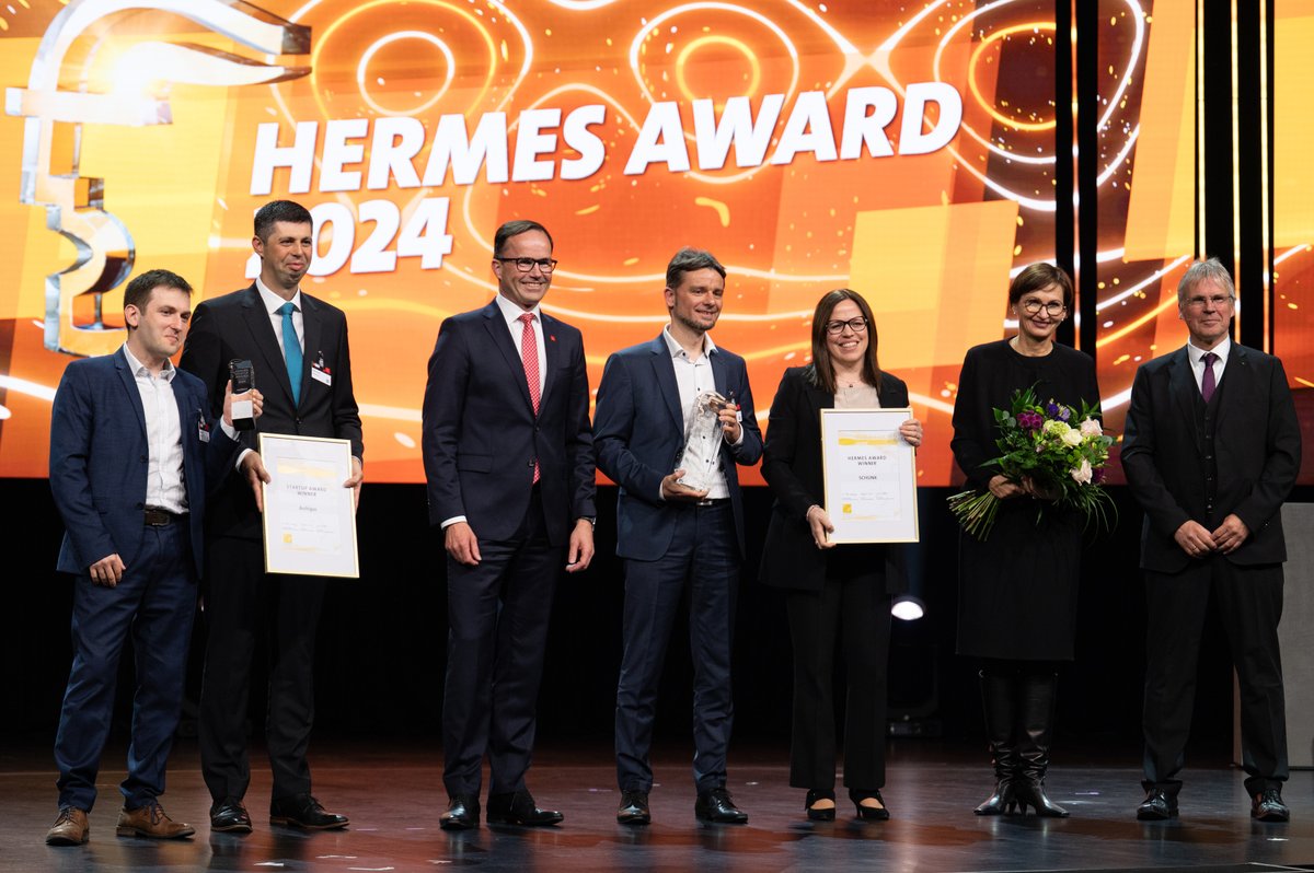 💡Ein intelligenter Greifer und ein Sensor für die #Wasserstoff-Industrie gewinnen die @Hermes_Awards. „Es sind genau solche Erfindungen, die den Unterschied machen im internationalen Wettbewerb“, lobte BM @starkwatzinger bei der Preisverleihung. #HM24 @hannover_messe