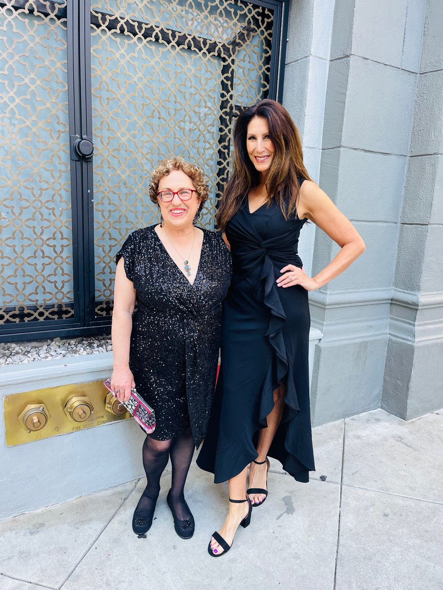 .@lclarklaw Professor Joyce Tischler and Assistant Dean and CALS Executive Director Pamela Byce (@Pam_Hart_) had a wonderful time celebrating 25 years of progress for animals and honoring those dedicating their lives to protect them at the Mercy for Animals gala last evening. 🎉