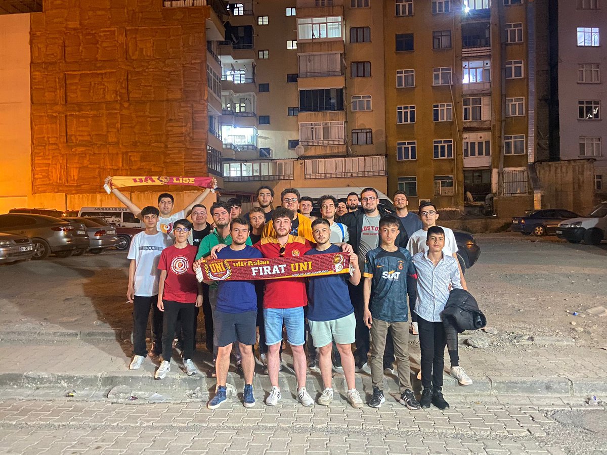 KALPLERDE YILDIZ GÖNÜLLERDE AY ŞAMPİYONSUN GALATASARAY GALATASARAY’ımızın pendikspor ile olan maçını mekanımız maydanoz vizyonda takip ettik. #ultrAslanUNI #DoğuAnadoluBölge