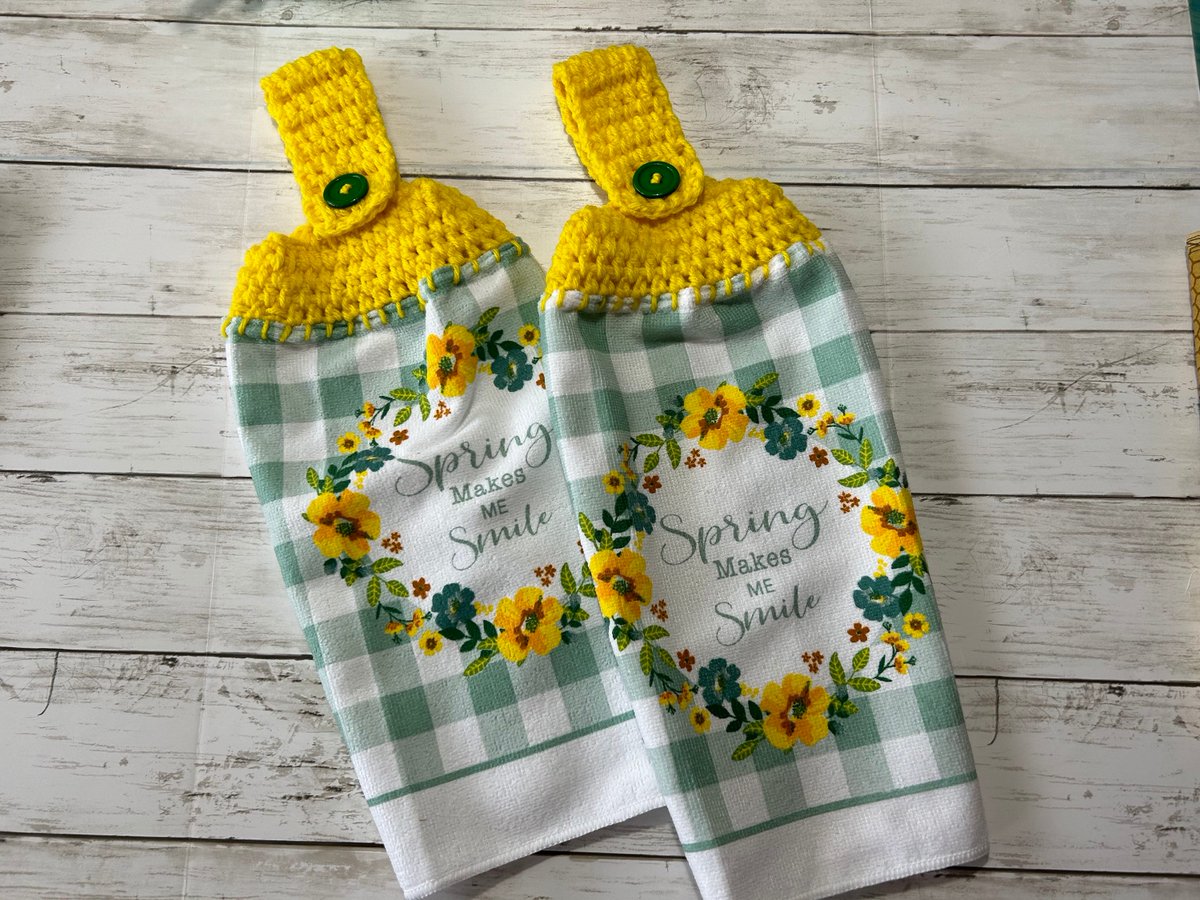 2 Spring kitchen towels in yellow and green with button top crochet tuppu.net/53785fd0 #craftshout #craftbizparty #KitchenDecor