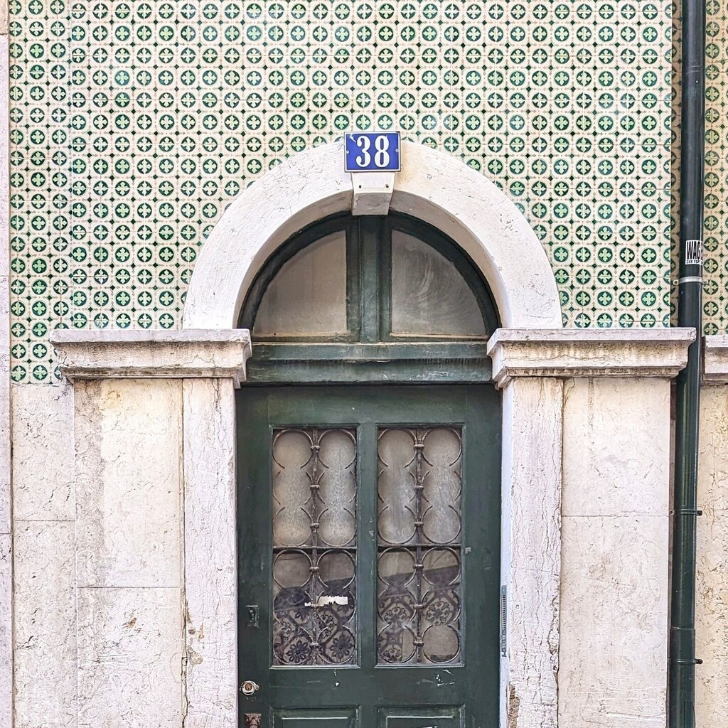 Green doortrait in Lisbon. instagr.am/p/C6CF_EePVdN/