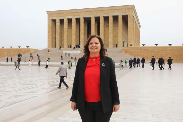 Burcu Köksal; Dem partililer Afyon belediye binasına giremez dediği için kendisine İmamoğlu tarafından kapı gösterildi. Aynı İmamoğlu'nun Mardin belediyesinde Dem partililerin İstiklal marşı okunmaması yönünde meclis kararı almasına sessiz kalması düşündürücü ve kaygı vericidir