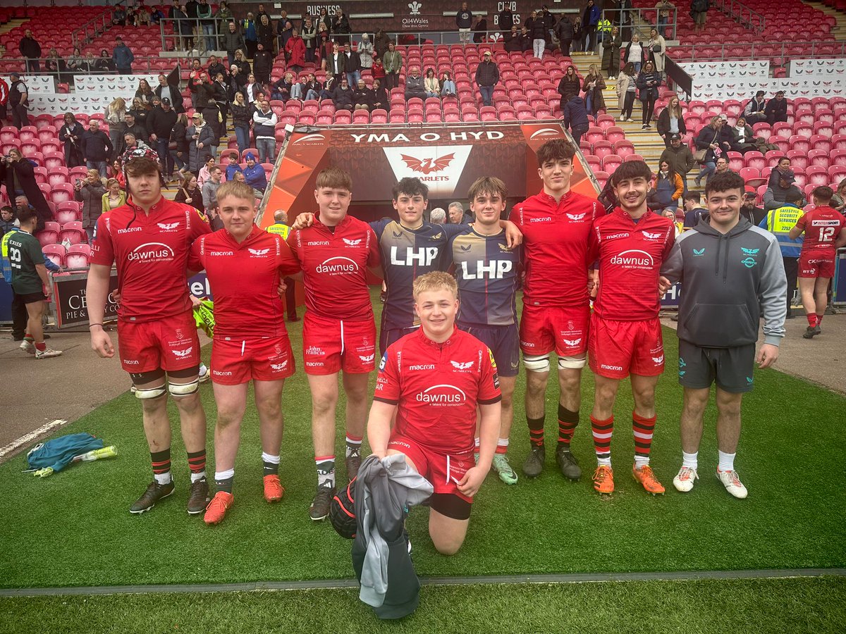 Da iawn i'r bechgyn yma am chwarae dros y Scarlets o dan 17 heddiw. Well done to these young men for representing @scarlets_rugby u17s today 🆚️ the @welshexiles @official_parc Toby Slater missing from pic due to injury. Get well soon Toby.
