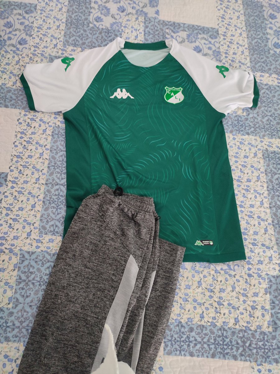 eSe_Navarro's tweet photo. Hoy me aliste, no para ir a la cancha si no al trabajo 😔. @tatiscobar20 tampoco va. Y nadie de la flia puede. Así que Dos pin Ori lat norte. Disponibles para regalar a quien pueda asistir. https://t.co/Pd3PpqgXkD
