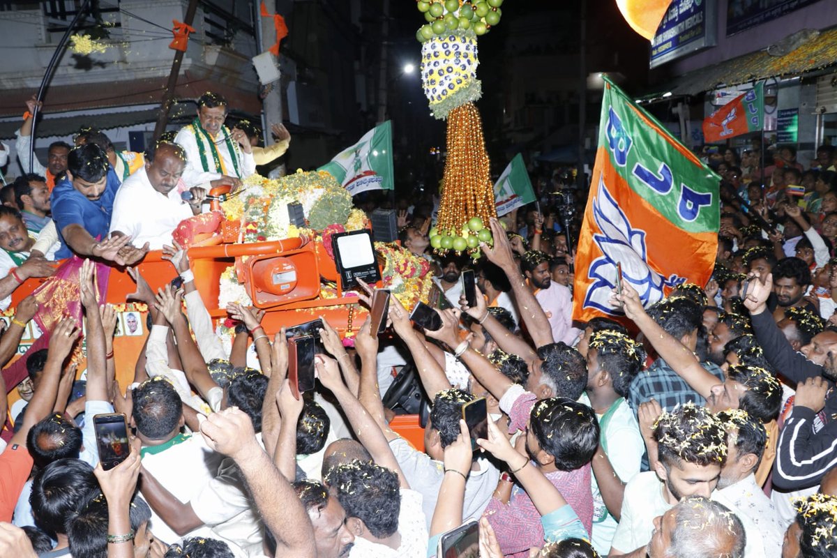 hd_kumaraswamy's tweet photo. ಬೆಂಗಳೂರು ಲೋಕಸಭೆ ಕ್ಷೇತ್ರದ @BJP4Karnataka, @JanataDal_S ಮೈತ್ರಿ ಅಭ್ಯರ್ಥಿ ಡಾ.ಸಿ.ಎನ್.ಮಂಜುನಾಥ್ ಅವರ ಪರವಾಗಿ ರಾಜರಾಜೇಶ್ವರಿ ನಗರದಲ್ಲಿ ಪ್ರಚಾರ ನಡೆಸಲಾಯಿತು. 
ಮಾಜಿ ಸಚಿವರಾದ ಶ್ರೀ ಮುನಿರತ್ನ ಅವರು ಸೇರಿದಂತೆ ಎರಡೂ ಪಕ್ಷಗಳ ಪ್ರಮುಖ ನಾಯಕರು, ಅಸಂಖ್ಯಾತ ಕಾರ್ಯಕರ್ತರು, ಬೃಹತ್ ಜನ ಸಮೂಹ ಈ ಸಂದರ್ಭದಲ್ಲಿ ಉಪಸ್ಥಿತರಿದ್ದರು.
#ಬೆಂಗಳೂರು_ಗ್ರಾಮಾಂತರ