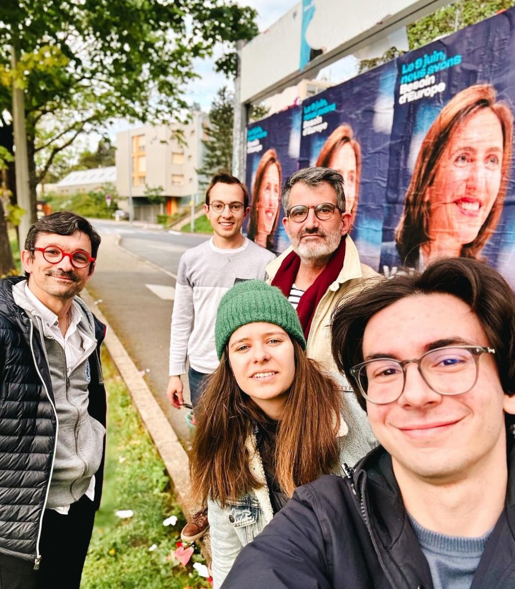 AudreyLyonnet's tweet photo. Tous ensemble pour l’Europe ! 

🇪🇺Tractage- collage : 

➡️ aux côtés de notre ministre @Marina_Ferrari pour soutenir @ValerieHayer en Savoie. Avec les @J_Democrates nous étions sur le terrain.

➡️ avec notre député @qbataillon pour porter notre bilan pour l’Europe à Saint-Étienne https://t.co/34ncKabWPT