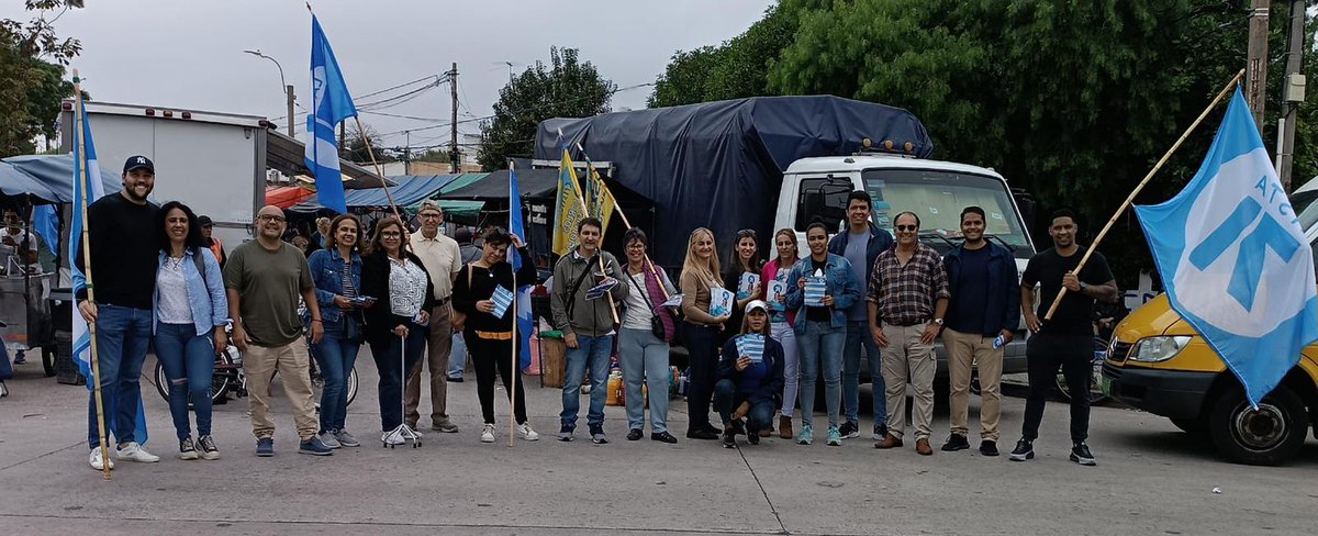 Otro gran domingo de militancia! Preparando nuestro local de Hipólito Yrigoyen e Iguá y conversando con vecinos en la Feria de Hipólito Yrigoyen y Ciudad Azul.