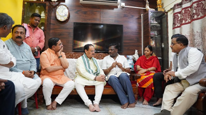 BIG BREAKING NEWS 🚨 BJP National President JP Nadda meets Neha’s bereaved family in Karnataka.

Neha's Father & Congress Councilor demands transfer of case to CBI.

He said 'I am losing faith now. The commissioner is working under some pressure. They are trying to divert my