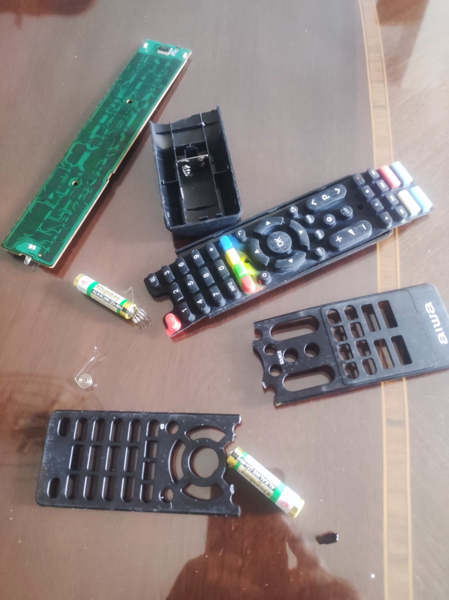 ramoncolmenares's tweet photo. Metí el control del televisor en la lavadora. Todavía no he dicho nada en mi casa. ¿Recomendaciones? ¿Me voy del país? ¿Cambio de cédula, pasaporte y nacionalidad? ¿Harakiri? #Alluda https://t.co/nkJxRqsVO6