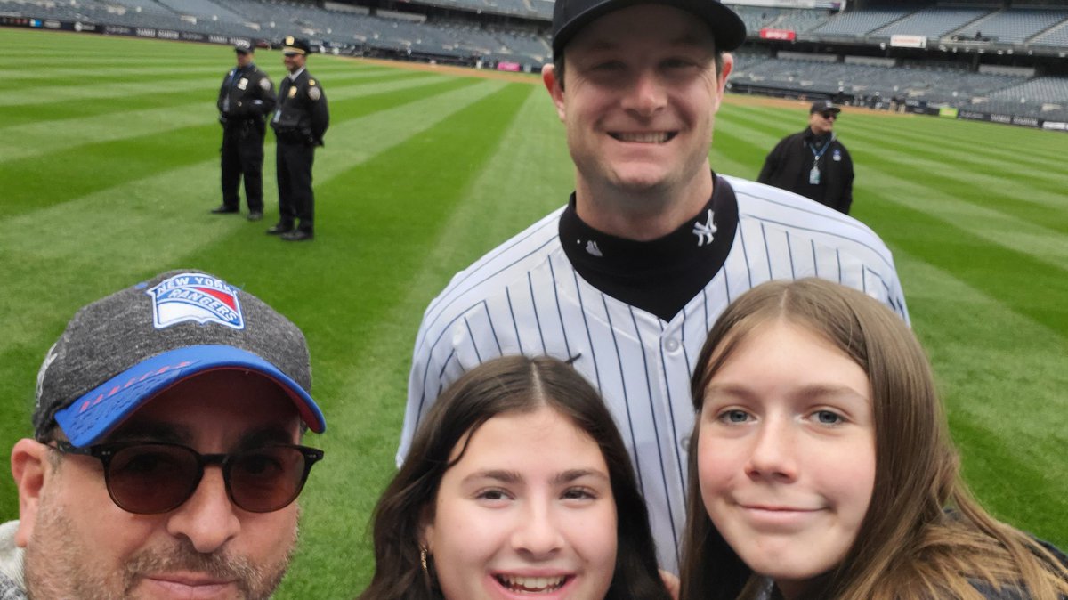joshfieldsnyc's tweet photo. #REPRX On the warning track for Yankee Photo Day! https://t.co/x6Cl7X3mXl