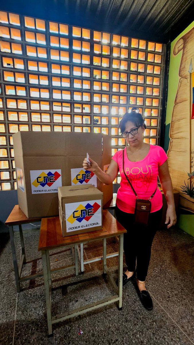 📍Charallave, Estado Miranda. Pueblo asiste a ejercer su derecho al voto en esta Consulta Popular Nacional 2024, donde escogerán entre 54 proyectos dentro de las 18 comunas, en los 75 centros habilitados en el municipio Cristóbal Rojas. #PoderPopularEnVanguardia