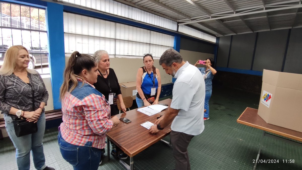 ParaBaruta's tweet photo. #PoderPopularEnVanguardia desde #ColinasdeBelloMonte #baruta Centro votación  FRAY LUIS  AMIGO la Comunidad  salió a votar y decidir por sus proyectos. 
El Ministro .@GuyVernaez  compartió con los responsables del centro y ejerció su voto en esta bella consulta Nacional. https://t.co/JYcqa4AuBK