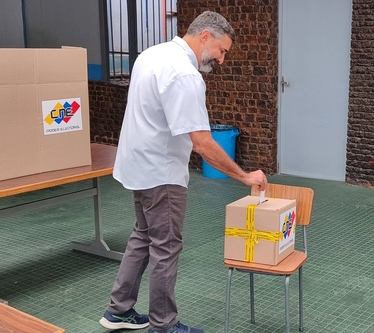 ParaBaruta's tweet photo. #PoderPopularEnVanguardia desde #ColinasdeBelloMonte #baruta Centro votación  FRAY LUIS  AMIGO la Comunidad  salió a votar y decidir por sus proyectos. 
El Ministro .@GuyVernaez  compartió con los responsables del centro y ejerció su voto en esta bella consulta Nacional. https://t.co/JYcqa4AuBK