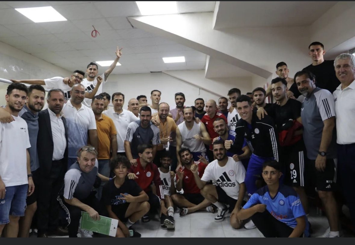 Şampiyon olup, TFF 2. Lige yükselen Karaköprü Belediyespor'umuzu tebrik ederim. Herkesin emeğine sağlık Tebrikler 👏👏👏
<a href="/Karakopruresmi/">Karaköprü Belediyespor</a>