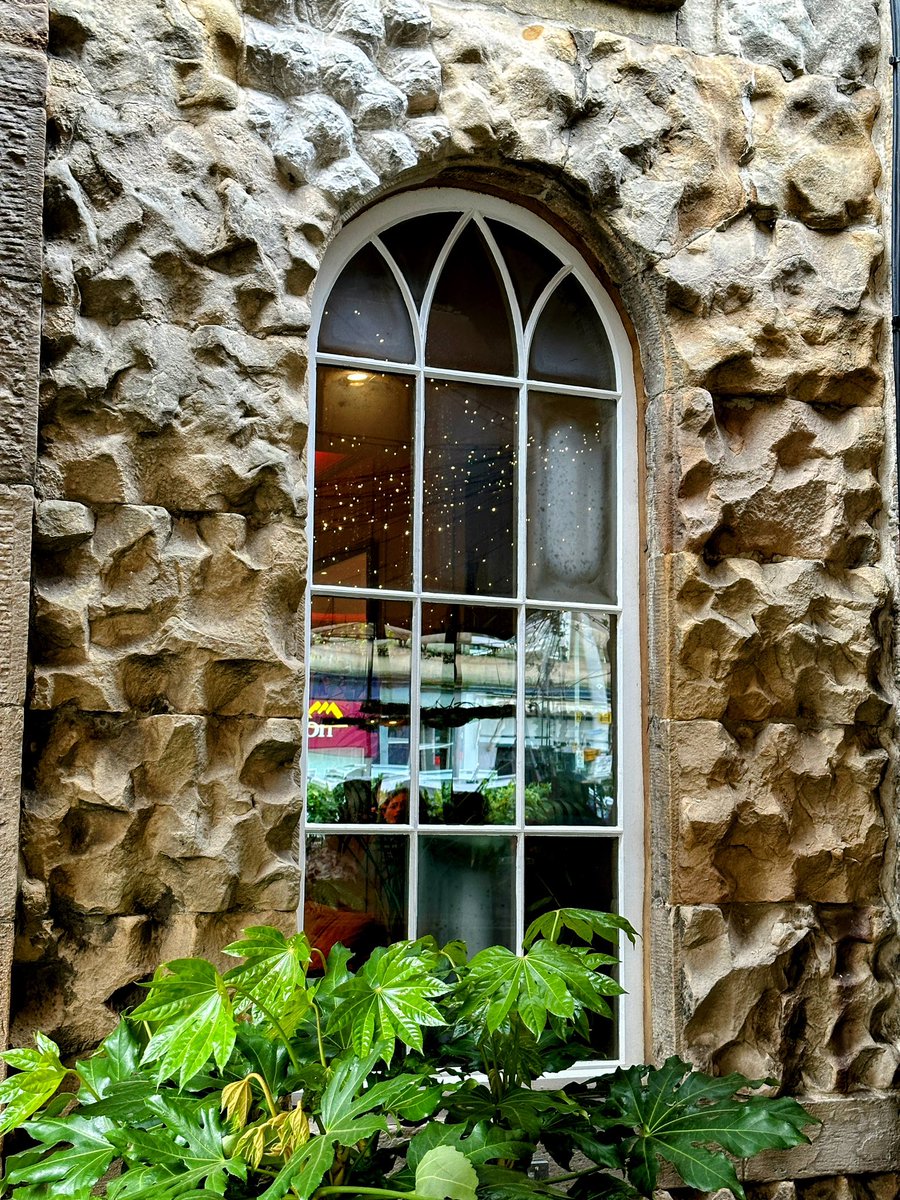 Things I have seen and liked today - the gorgeous curve of the bridge in Stockbridge, a mosaic in an entrance, the way this (fantastic in itself ) rustication is so clearly separate blocks.