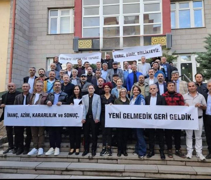 glen_mete's tweet photo. Büyük mücadelenin vazgeçmeyen, menfaatsiz gözüpek ekibi tam kadro yine yeniden @gonulborann liderliğinde, 
Kaptanlığımızı yapan mücadeleci ruhu ile lakabını bizzat verdiğim sevgili @alperozupak kaptan ile birlikteyiz
#YeniGelmedikGeriGeldik
@etvTurkiye
@SebnemArdaBoga
@bulentboga https://t.co/KzMRUNAVCF