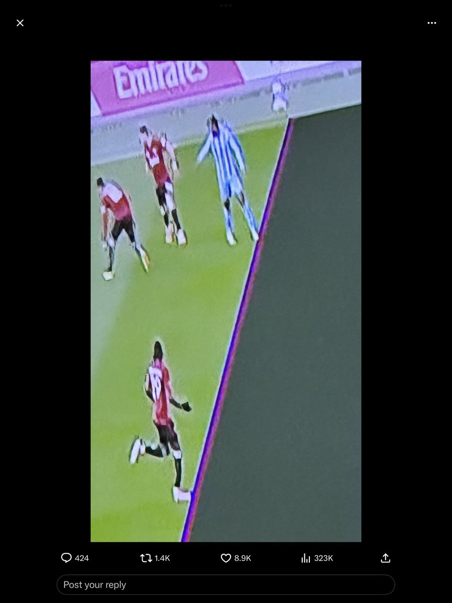 #MUNCOV Zoom in on the United defender’s foot. Why does the blue line look as if it’s been edited and drawn over the front part of his boot?