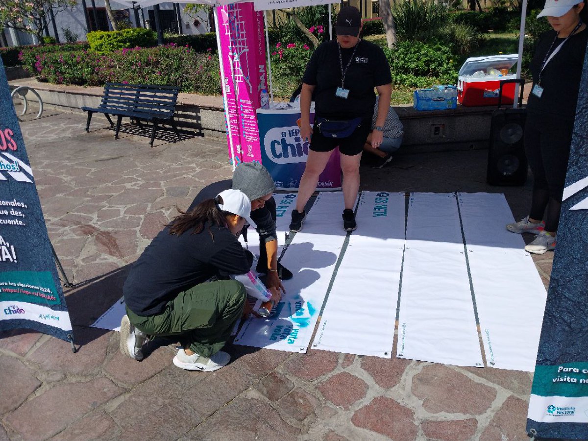 🎨 Pintando valores en los pasos de cebra. 
Visibilizando derechos con los #PasosDemocráticos en Plaza las Américas, en Zapopan. 📍

#IEPCesChido #JaliscoVota2024 #TuVozEsElPoder