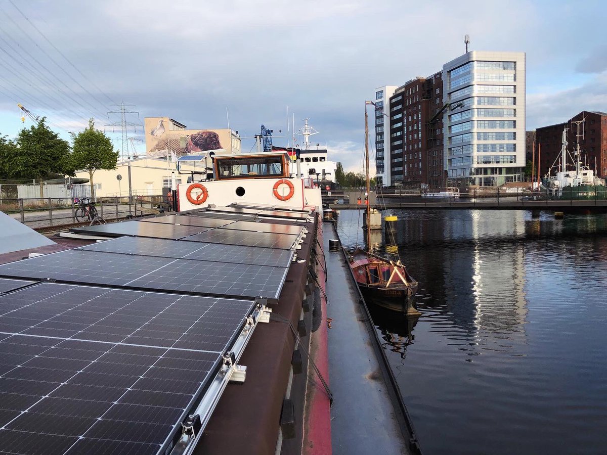kanal_77's tweet photo. Wir haben gesägt und geschraubt und jetzt kommt der Strom bei uns an Bord von der Sonne #solarpower #kanal77 #schlafenimhafen #hotel #hamburg #harburg #hotelschiff #boathotel #hafen #harbour #bedandbreakfast #solar #solarenergy #klimaschutz #zukunft https://t.co/sHyOcdwblw https://t.co/DF76jUy1f1