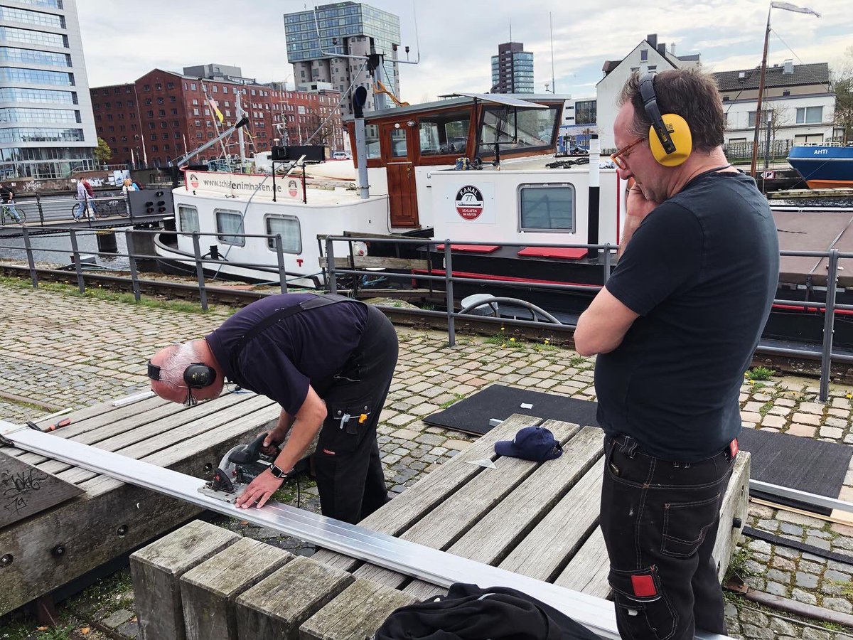 kanal_77's tweet photo. Wir haben gesägt und geschraubt und jetzt kommt der Strom bei uns an Bord von der Sonne #solarpower #kanal77 #schlafenimhafen #hotel #hamburg #harburg #hotelschiff #boathotel #hafen #harbour #bedandbreakfast #solar #solarenergy #klimaschutz #zukunft https://t.co/sHyOcdwblw https://t.co/DF76jUy1f1
